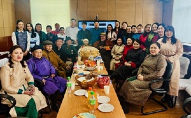 АХМАДУУДДАА ХҮНДЭТГЭЛ ҮЗҮҮЛЛЭЭ